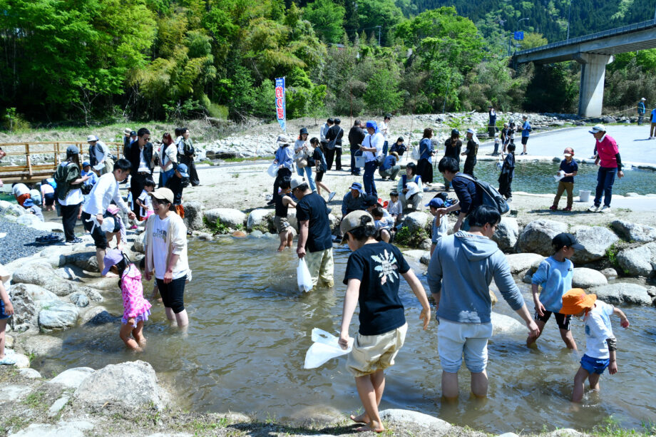 魚のつかみ取り（5月初旬～10月）